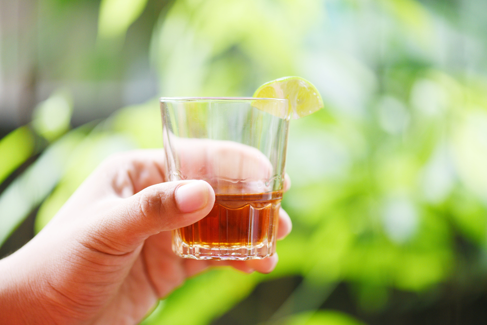 青檸與綠意 自然背景下的威士忌藝術